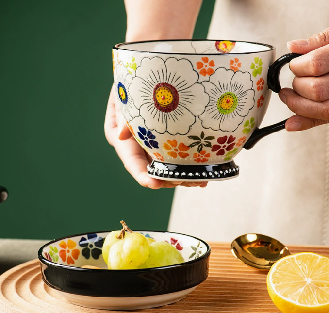 Große Keramiktasse mit Blumenmotiv für Kaffee und Tee