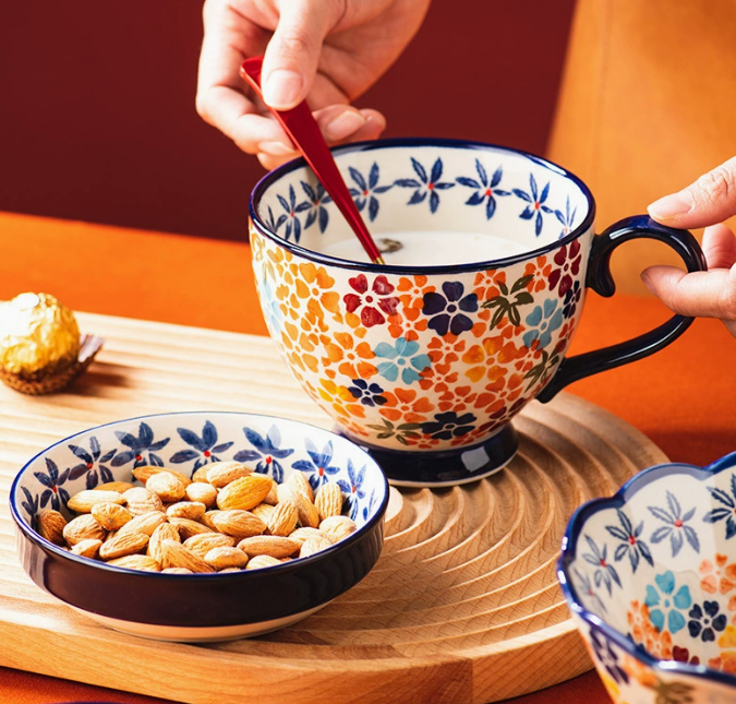 Große Keramiktasse mit Blumenmotiv für Kaffee und Tee