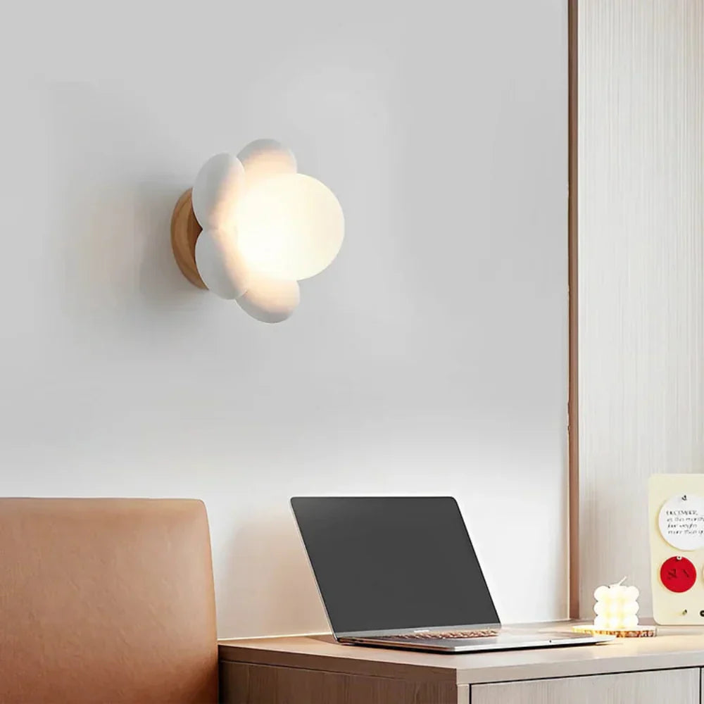 FloraLux – Moderne Blumen-Wandleuchte LED cremefarben fürs Wohnzimmer