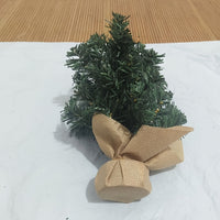 Kleiner Weihnachtsbaum, rustikale Jute-Basis, Tischdekoration