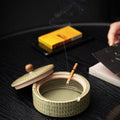 ZenFlame - Handgefertigter Aschenbecher aus Keramik mit Holzdeckel