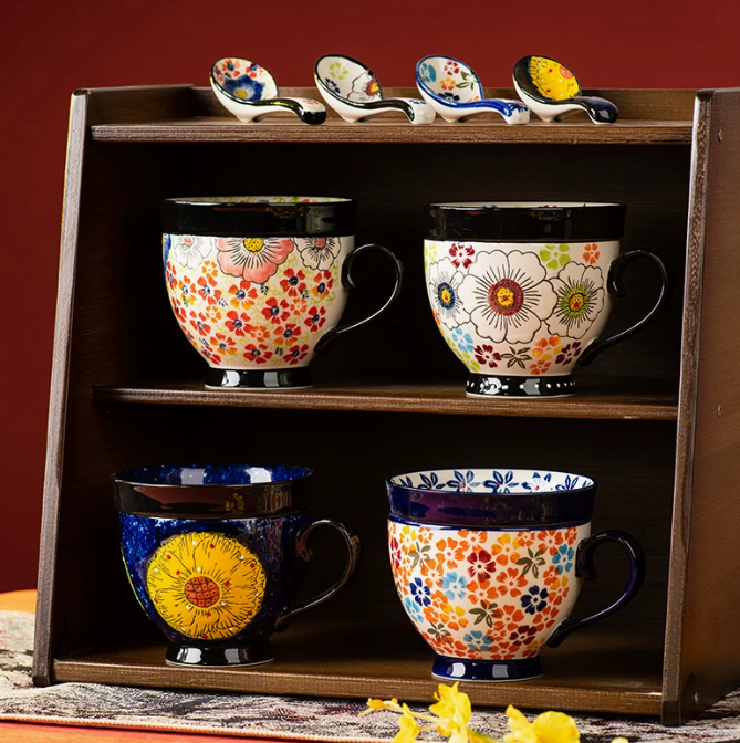 Große Keramiktasse mit Blumenmotiv für Kaffee und Tee