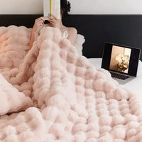 VeluLuxe – Tragbare Winter Kuscheldecke Kunstfell – Weich & stilvoll für Sofa & Reisen