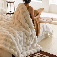 VeluLuxe – Tragbare Winter Kuscheldecke Kunstfell – Weich & stilvoll für Sofa & Reisen
