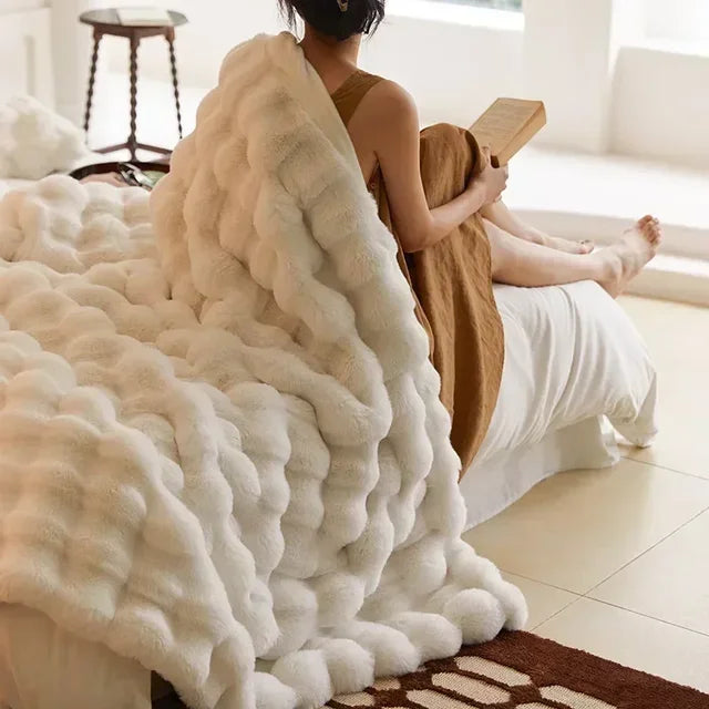 VeluLuxe – Tragbare Winter Kuscheldecke Kunstfell – Weich & stilvoll für Sofa & Reisen